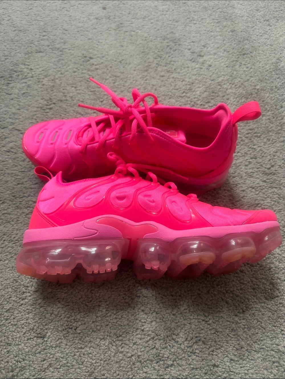 Nike Women's Vapormax Plus Hyperpink Neon Pink Sneakers - Vibrant Hot Pink - Picture 7 of 10